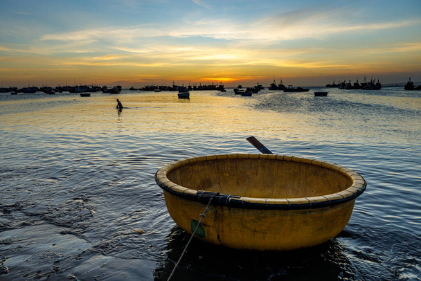 Cesta de barcos al atardecer sobre el mar de Mui Ne en Vietnam - Foto, imagen