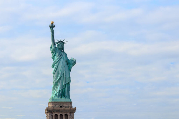 Statua Wolności na Wyspie Wolności w Nowym Jorku. To jest miedziana statua która jest darem od ludu Francji do Stanów Zjednoczonych. Trzyma pochodnię nad głową.. - Zdjęcie, obraz