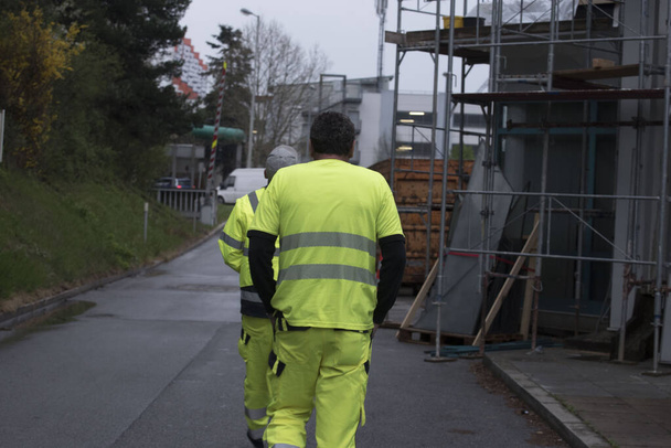 colete de advertência como vestuário de protecção no trabalho, medida de segurança industrial - Foto, Imagem