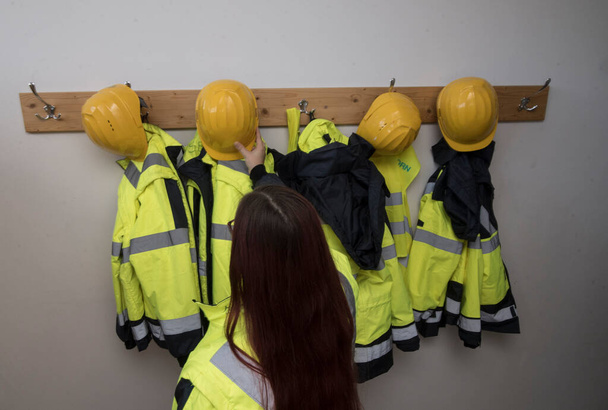 waarschuwingsvest als beschermende kleding op het werk, industriële veiligheidsmaatregel - Foto, afbeelding