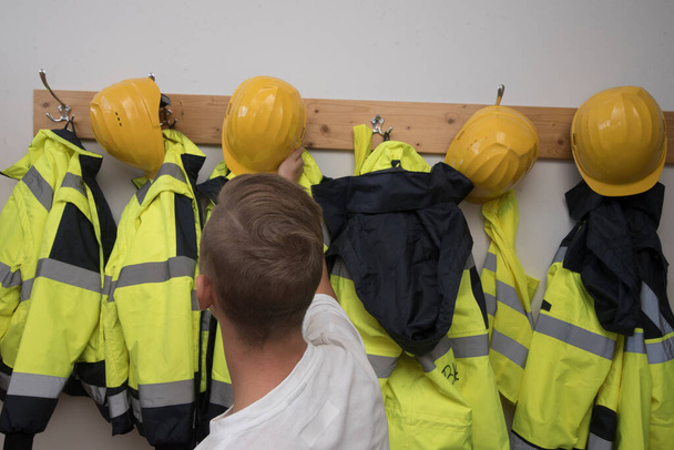 İş yerinde koruyucu giysi olarak uyarı yeleği, endüstriyel güvenlik önlemi - Fotoğraf, Görsel