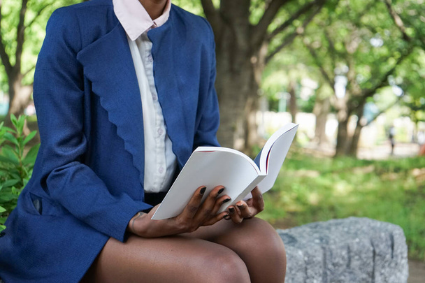 Mujer africana leyendo un libro en el parque - Foto, imagen