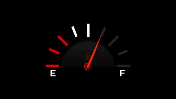 Close-up van de auto brandstofmeter of indicator verplaatsen van volledige naar lege positie, knipperende brandstofbalans pictogram, geïsoleerde zwarte kleur achtergrond. - Video