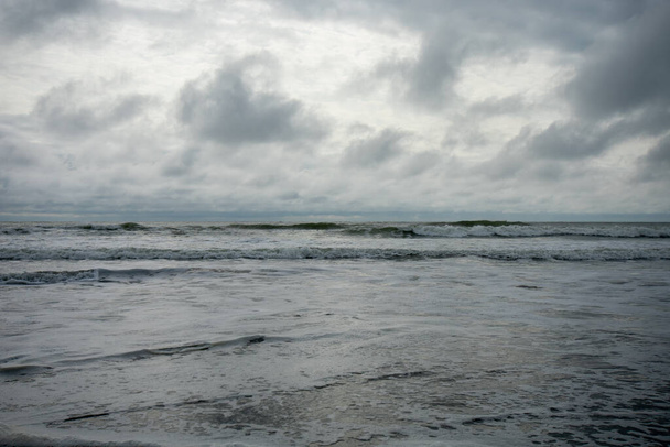 Dramatisch stürmischer Himmel über rauem Ozean - Foto, Bild