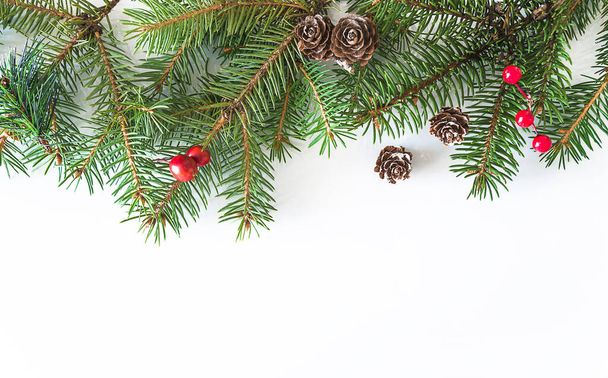 クリスマスのグリーティングカード。バーリの装飾が施された公正な枝 - 写真・画像