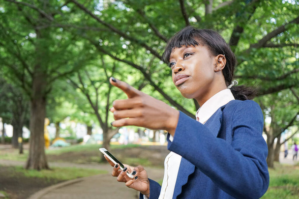 joven mujer africana señalando algo - Foto, Imagen