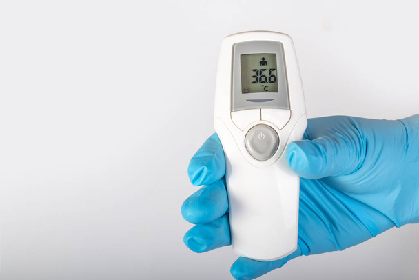Lääketieteellinen käsite. elektroninen lämpömittari lämpötilan mittaamiseen. Lukema 36.6. lähikuva - Valokuva, kuva