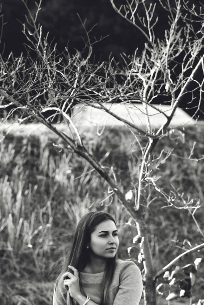 Foto de arte concepto blanco y negro de mujer joven y árbol - Foto, imagen