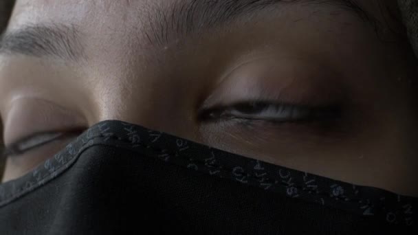 Meia vista da cara da mulher que usa máscara de algodão. Fechar, Fechado - Filmagem, Vídeo
