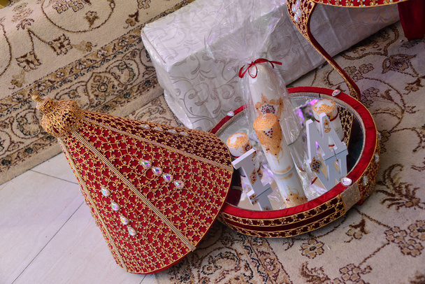Tyafer marroquí, contenedores de regalo tradicionales para la ceremonia de la boda, decorado con adornos bordados dorados.Regalos marroquíes henna .wedding para la novia - Foto, Imagen