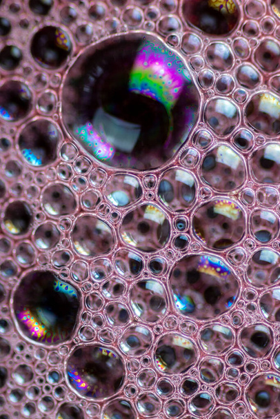 Las burbujas de aire en la mezcla de agua y aceite crean un fondo abstracto artístico e imaginativamente diseñado - Foto, Imagen
