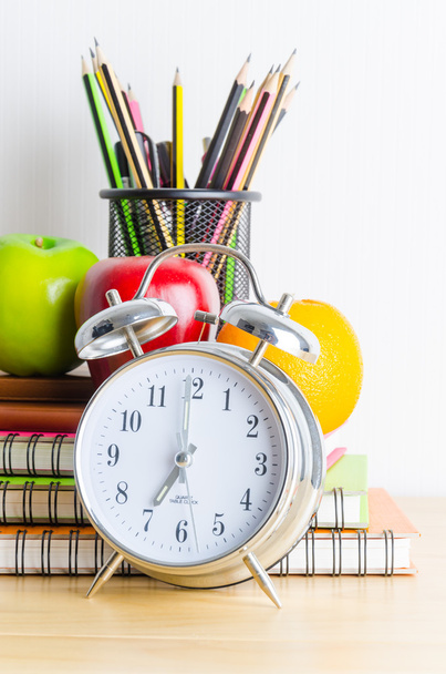 Opmerking boek, klok, potloden, appels - Foto, afbeelding