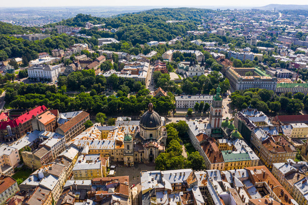 Πανοραμική εναέρια άποψη των σπιτιών στην ιστορική παλιά συνοικία του Lviv, Ουκρανία. Lviv είναι ένα από τα κύρια πολιτιστικά κέντρα και μεγαλύτερη πόλη και στη δυτική Ουκρανία. - Φωτογραφία, εικόνα