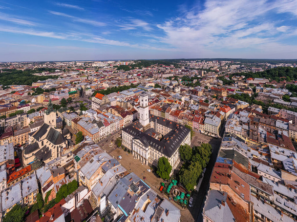 Lviv desde la vista de un pájaro. Ciudad desde arriba. Lviv, vista de la ciudad desde la torre. Techos de colores - Foto, imagen