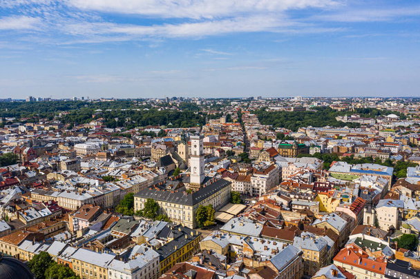 Extrémně krásné panorama při západu slunce. Romantický Lviv, z výšky ptačího oka. Lvov je hlavním městem kultury Ukrajiny a je oblíbenou destinací pro turisty z celého světa. - Fotografie, Obrázek