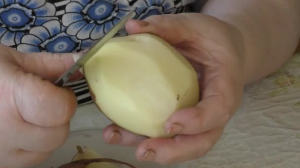 Koch schält Kartoffeln. gesundes Ernährungskonzept - Filmmaterial, Video