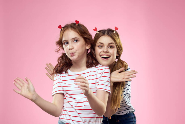 Fröhlich Mutter und Tochter Freude Lifestyle-Studio rosa Hintergrund Familie - Foto, Bild