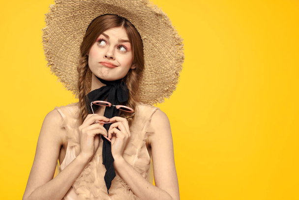 Romantyczna kobieta w kapeluszu bawiąca się na żółtym tle i okularach przeciwsłonecznych czarny model wstążki portret - Zdjęcie, obraz