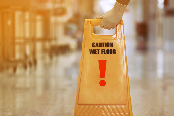 keltainen merkki varovaisuudesta reservi puhdistus märällä lattialla - Valokuva, kuva