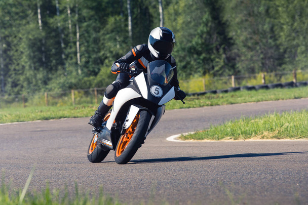 Motorkerékpár-motoros a versenypályán - Fotó, kép