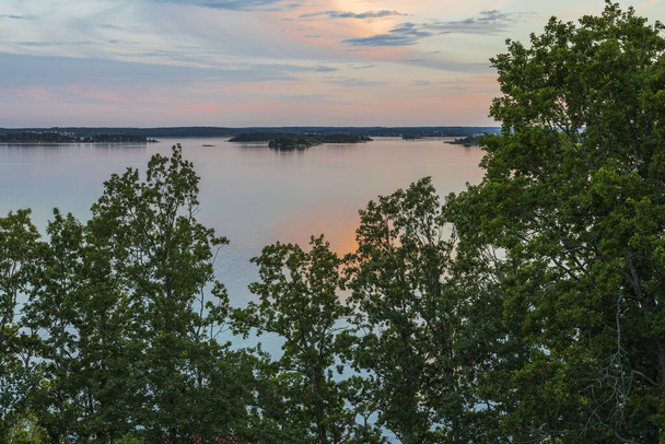 ピンク色の雲と青い空にバルト海の素晴らしい美しさの夕日。美しい夏の自然背景. - 写真・画像