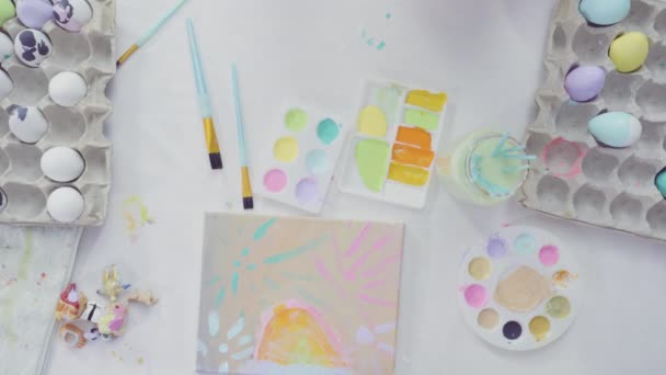 Düz yatıyordu. Küçük kız ve annesi akrilik boyayla Paskalya sanat projesini boyuyorlar.. - Video, Çekim