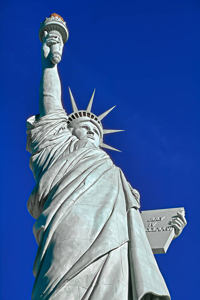 Статуя Свободи - це колосальна мідна статуя, спроектована Огюстом Бартолді, французьким скульптором Гюставом Ейфель.Присвячена 28 жовтня 1886.Одна з найвідоміших ікон 4 липня США.. - Фото, зображення