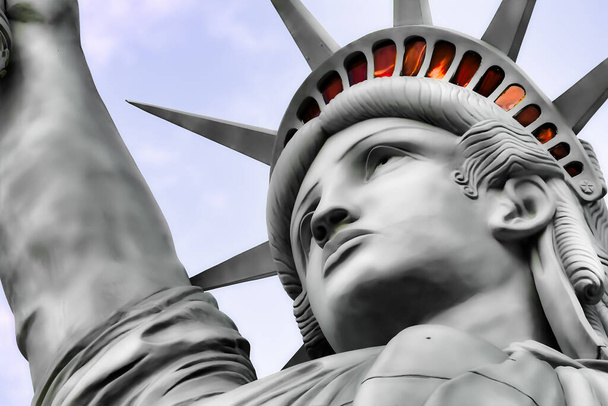 Die Freiheitsstatue ist eine kolossale Kupferstatue, entworfen von Auguste Bartholdi, einem französischen Bildhauer, erbaut von Gustave Eiffel. Sie wurde am 28. Oktober 1886 eingeweiht.. - Foto, Bild