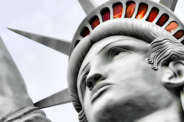 Die Freiheitsstatue ist eine kolossale Kupferstatue, entworfen von Auguste Bartholdi, einem französischen Bildhauer, erbaut von Gustave Eiffel. Sie wurde am 28. Oktober 1886 eingeweiht.. - Foto, Bild