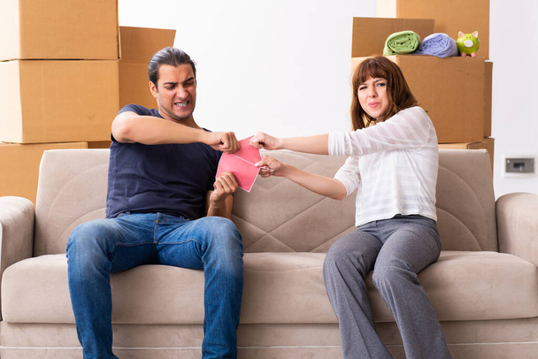 Jong paar en veel dozen in echtscheidingsregeling concept - Foto, afbeelding
