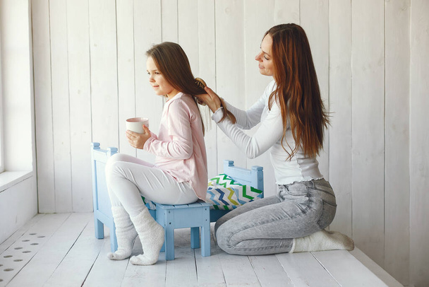 Mother and little daughter have fun at home - Foto, Bild