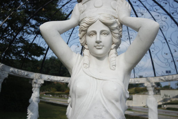 CHUNCHEON, COREIA DO SUL - Outubro-03, 2020: Estátua de mármore branco da cabeça grega da deusa com cabelo encantador instalada em um parque público - Foto, Imagem