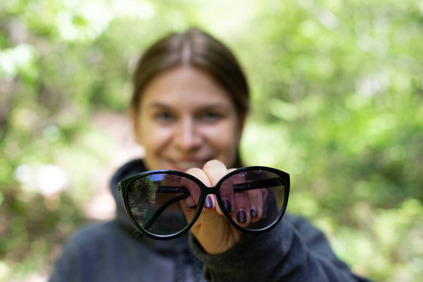 beautiful young woman wearing sunglass and selling to the camera - Foto, Imagem