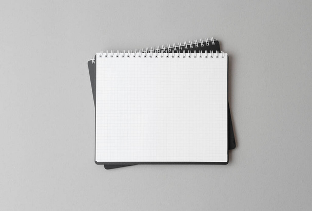notebook op grijze achtergrond, kantoor notitieblok - Foto, afbeelding