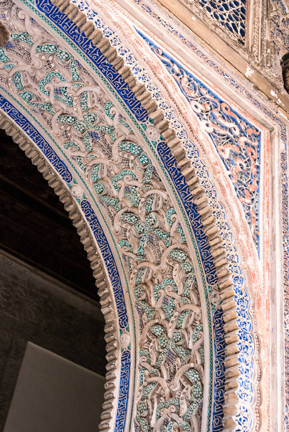 Blick auf die Dekoration an der Wand des königlichen Palastes (Alcazar) in Sevilla. Spanien. - Foto, Bild