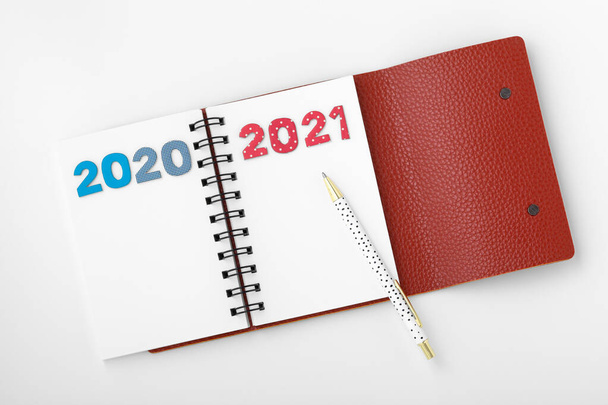 Otevřený organizátor plánovače s roky 2020 a 2021 na bílém pozadí - Fotografie, Obrázek