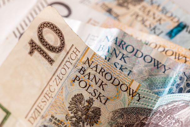 Польські паперові гроші На передньому плані - десять злотих, на задньому - більше деномінацій. - Фото, зображення