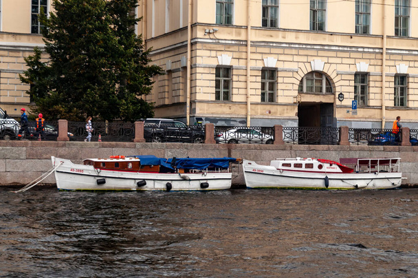 São Petersburgo, Rússia - 8 de setembro de 2020. vários barcos estacionados junto ao aterro de pedra - Foto, Imagem