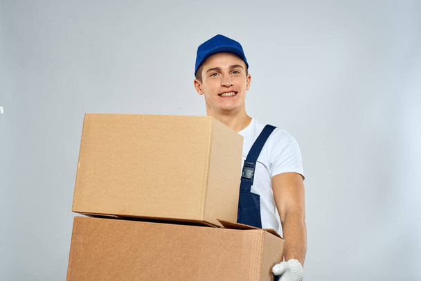 trabalhador homem em uniforme com caixas em suas mãos entrega loader estilo de vida - Foto, Imagem