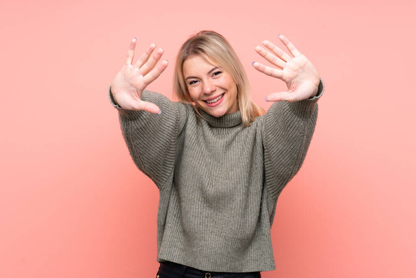 Jeune femme russe blonde sur fond rose isolé comptant dix avec les doigts - Photo, image
