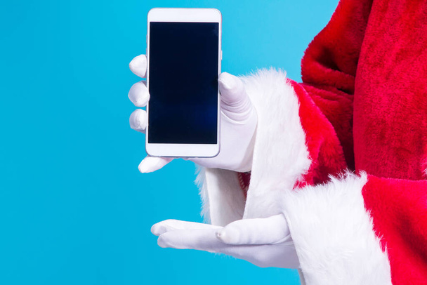 Santa Claus showing his mobile phone - Fotografie, Obrázek