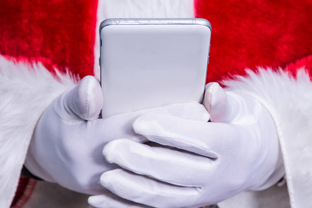 santa claus with cellphone close up view - Fotoğraf, Görsel