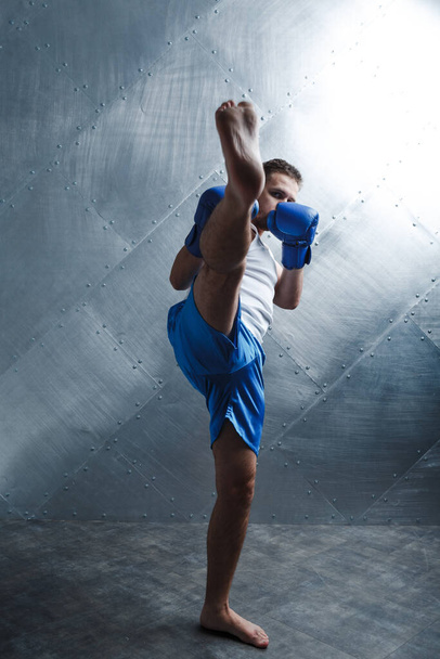 Sportsman muay thai man boxer stance posing - Foto, Imagen