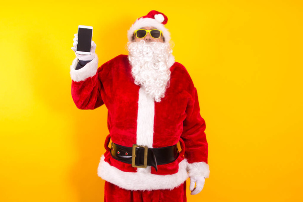 santa claus with mobile phone in hand - Foto, immagini