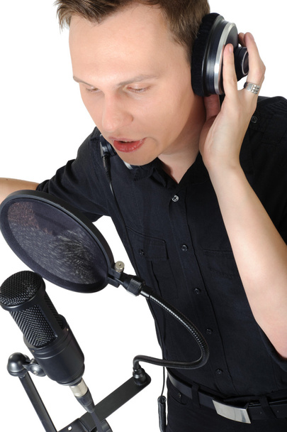 νεαρός άνδρας με το μικρόφωνο σε άσπρο φόντο - Φωτογραφία, εικόνα