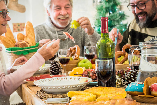 Ludzie z grupy rodzinnej jedzą razem lunch w sezonie świątecznym - Zdjęcie, obraz