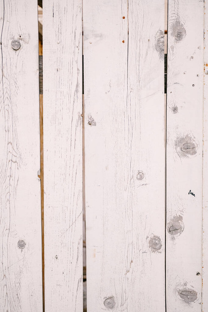 Die Textur der weiß lackierten Holzzäunungsplatten in Nahaufnahme. - Foto, Bild