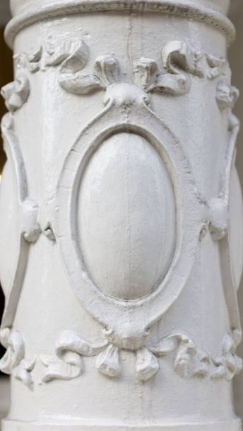 Régi stílusú díszes szürke fehér pillér helyet a másolat - Fotó, kép
