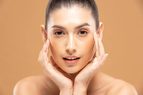Beauté asiatique femmes portrait visage avec soin de la peau saine et la peau. - Photo, image