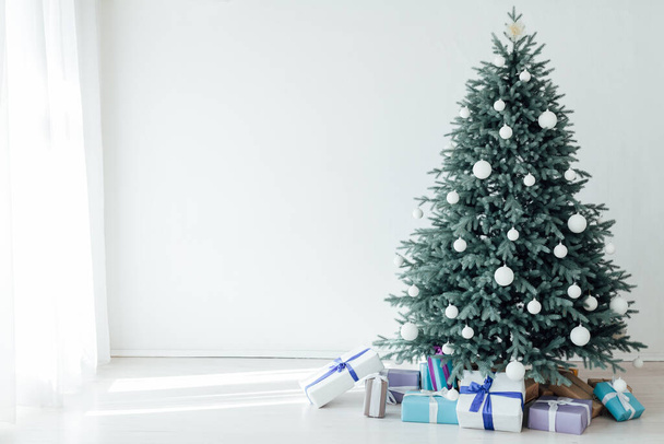 Arbre de Noël Arbre de Noël Décoration de Noël intérieur de la chambre blanche avec des cadeaux de carte postale - Photo, image